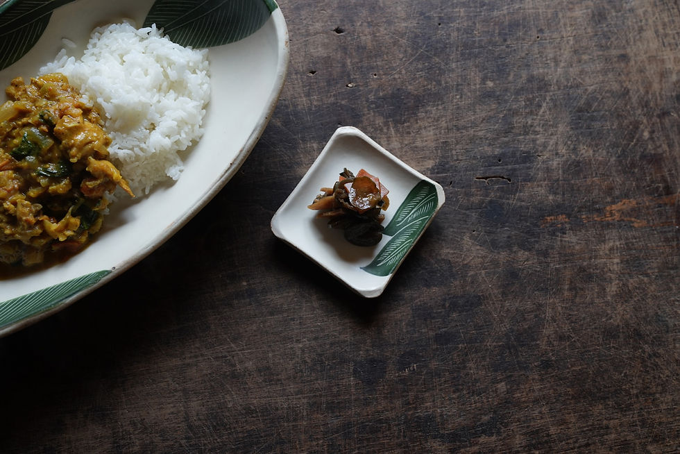 Thumbnail: fluttering banana leaf (b) tiny square dish