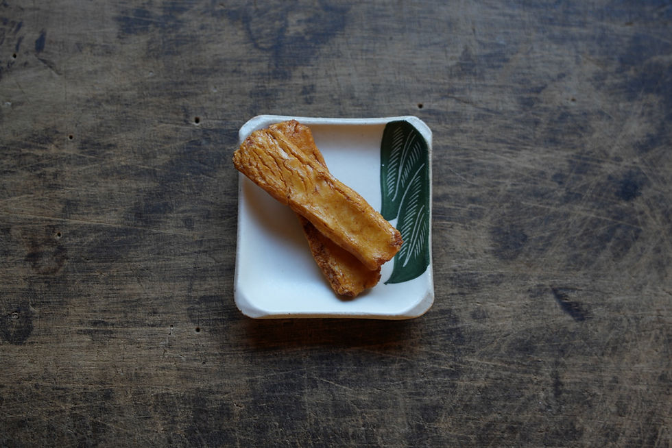 Thumbnail: fluttering banana leaf (b) tiny square dish