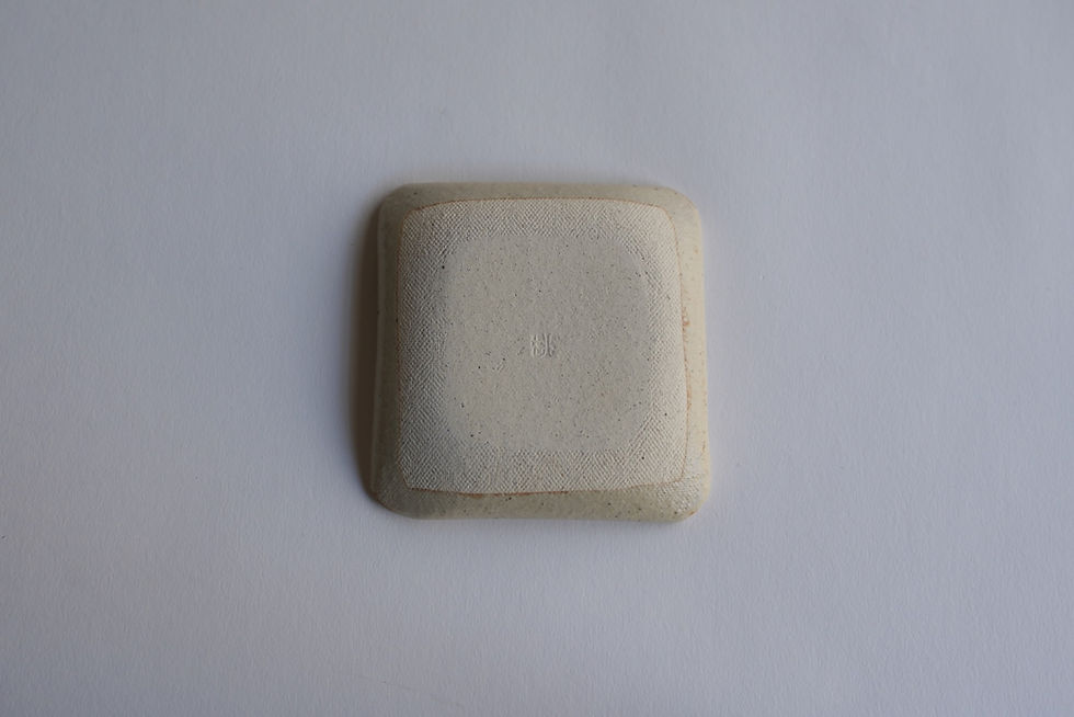 Thumbnail: fluttering banana leaf (b) tiny square dish