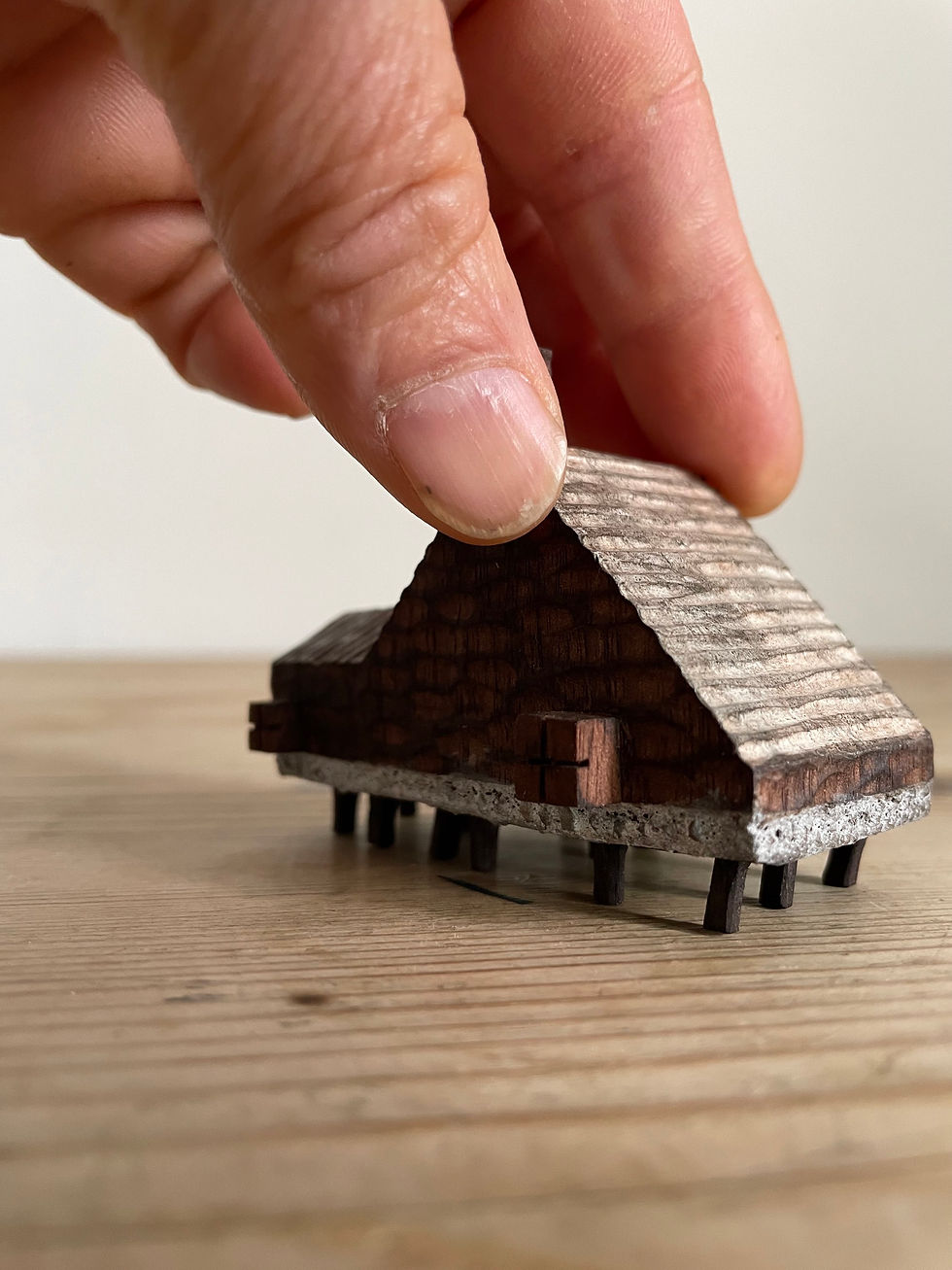 Thumbnail: Tiny cottage with 00 legs