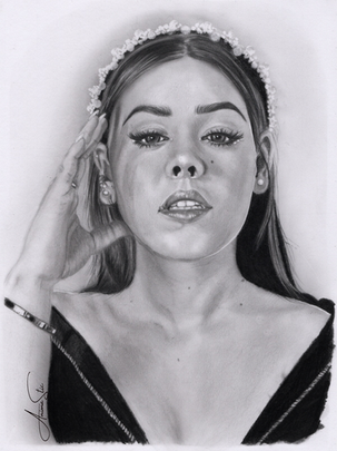 Portret kobiety wykonany ołówkami.