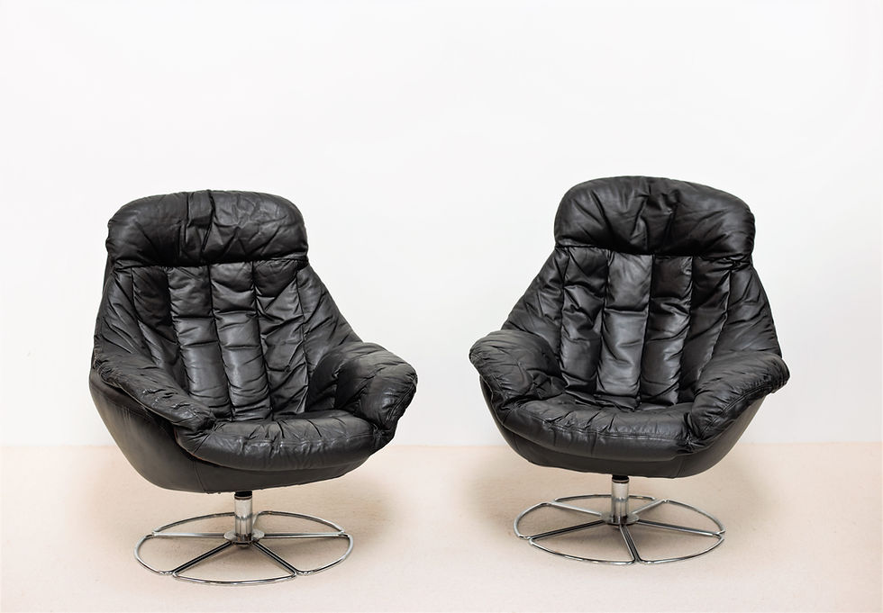 Fauteuils design H W Klein en cuir noir
