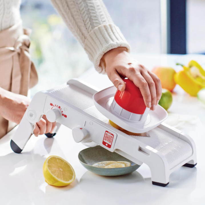 Miniatură: Răzătoarea Mandolină fiind folosita