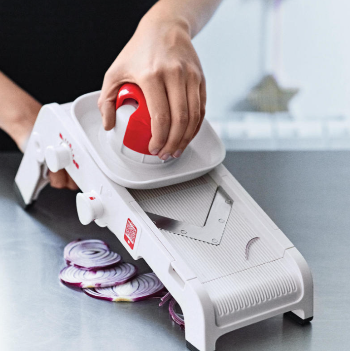 Miniatură: Răzătoarea Mandolină fiind folosita