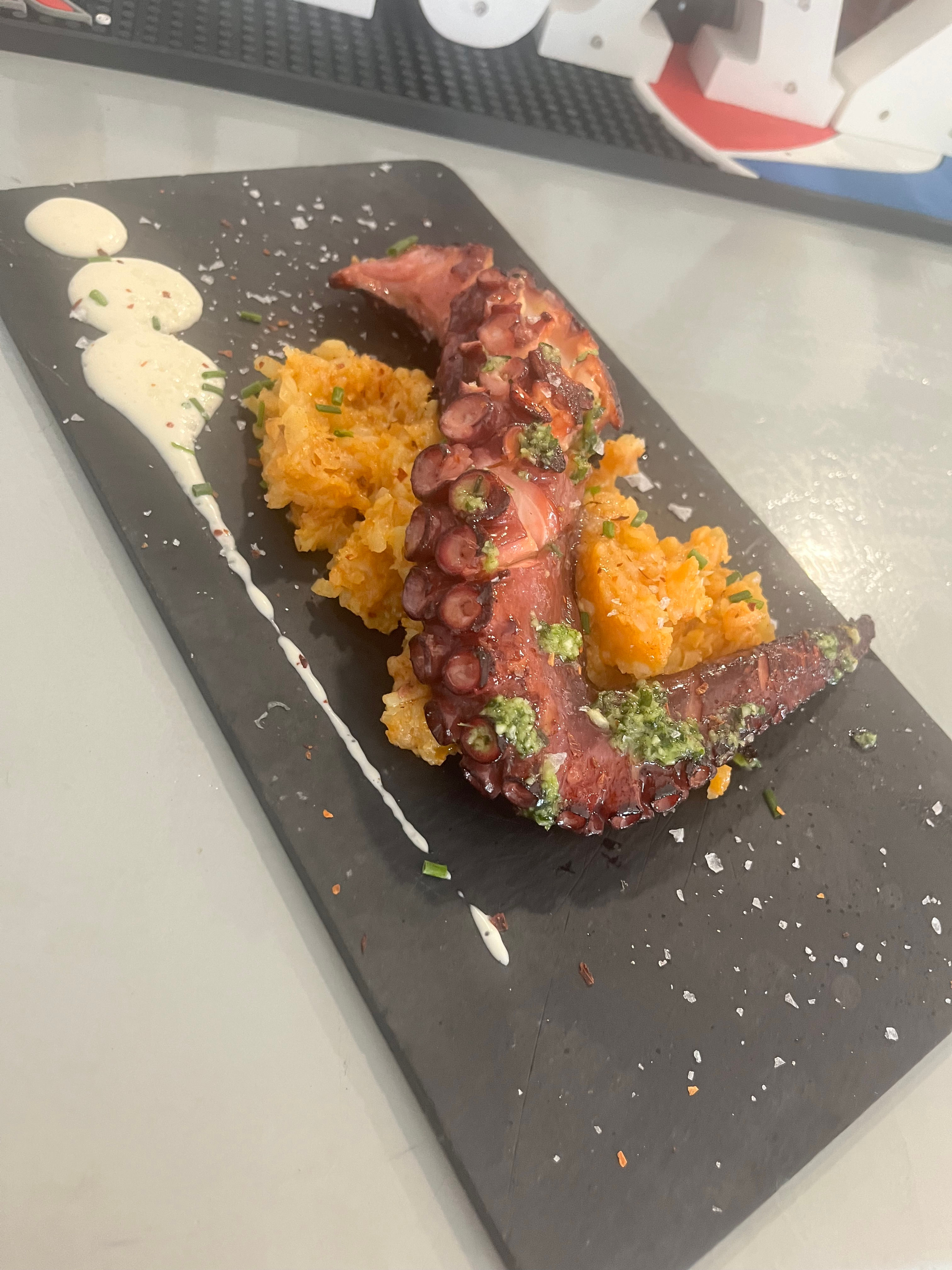 Pata de pulpo a la brasa con cama de revolcona