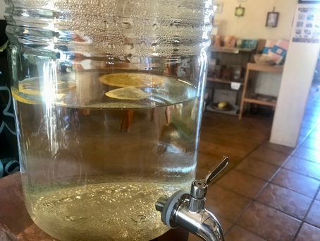 デトックスウォーターのボトル