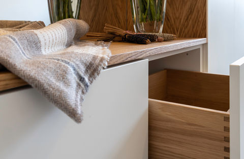 Geöffnete Schublade weißes Dekor außen und Holzdekor innen. Holzvisionen, modernes Design