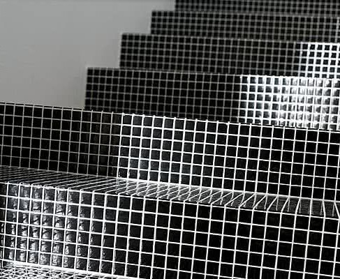 marches d'escalier mosaïque noir et joint blanc