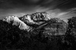 Formação rochosa no Zion National Park, Utah, em fotografia a preto e branco com céu dramático.