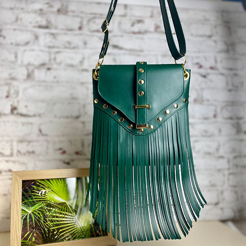 Un porte-cartes en cuir vert avec une finition texturée et un détail de Un porte-cartes en cuir vert avec une finition texturée et un détail de