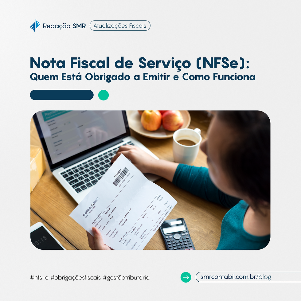Pessoa usando laptop e segurando documento de nota, simbolizando emissão da Nota Fiscal de Serviço eletrônica (NFSe)