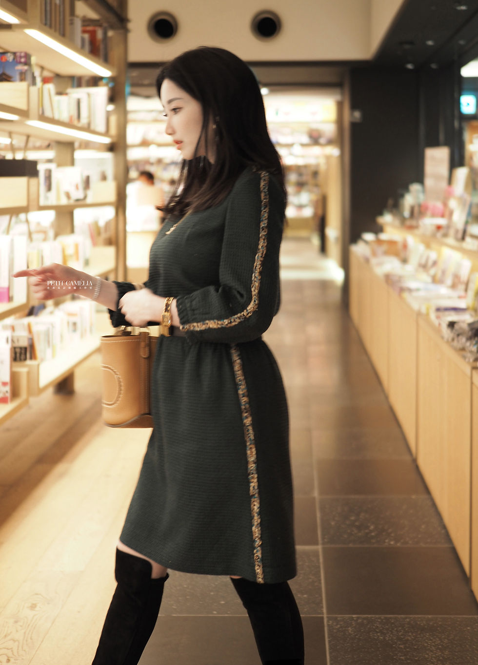 縮圖：弛放墨綠 側滾邊束腰洋裝