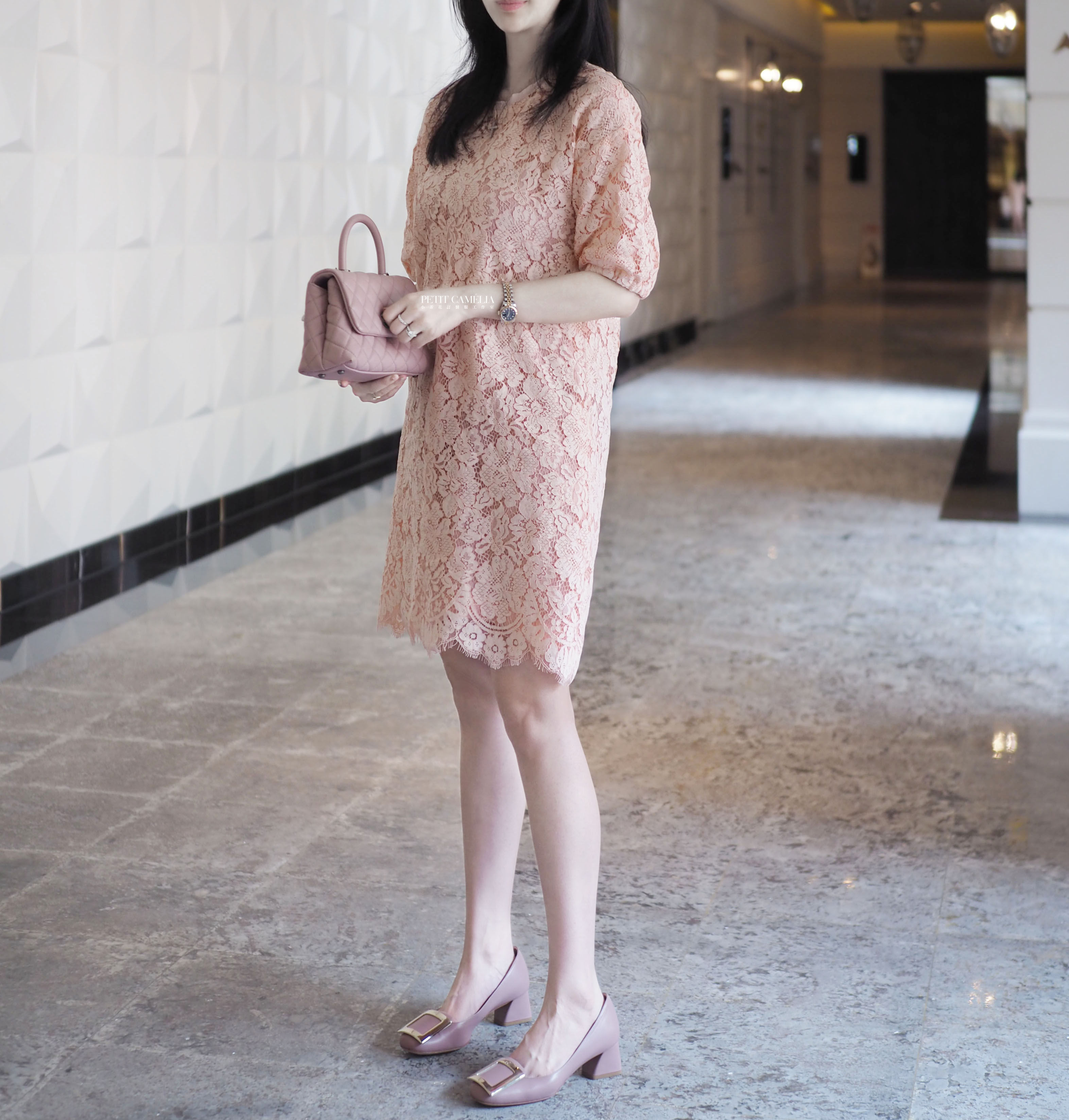 粉膚蕾絲 泡泡袖直筒後綁帶