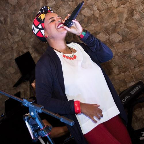 A cantora carioca Elis Loassy durante apresentação. Imagem presente no texto A pandemia e os shows ao vivo: como estão os artistas da noite carioca?