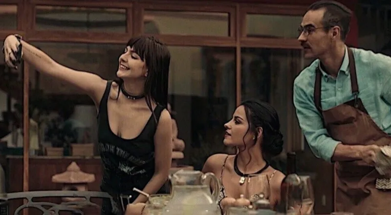 Cena da primeira temporada de "Desejo Sombrio, nova série da Netflix, com Maite Perroni e Alejandro Speitzer.