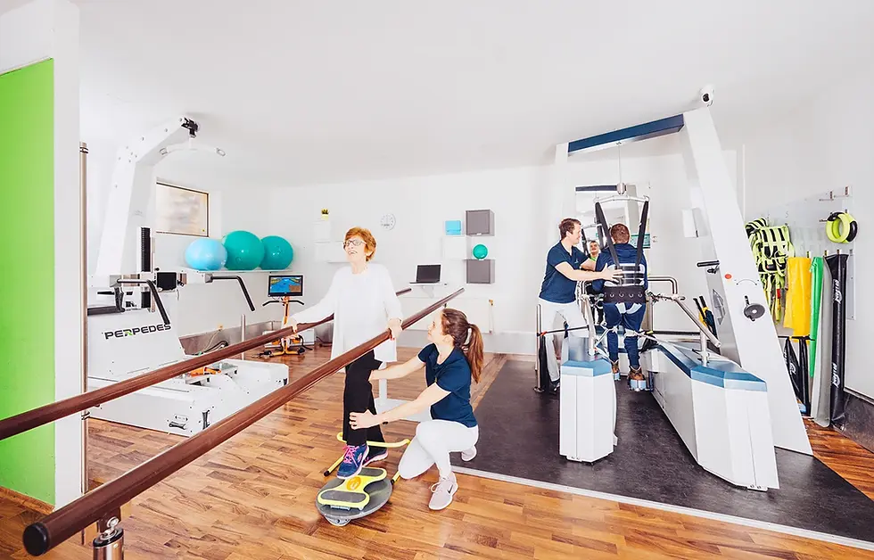 Physiotherapie zur Verbesserung von Kraft, Balance und Beweglichkeit.
