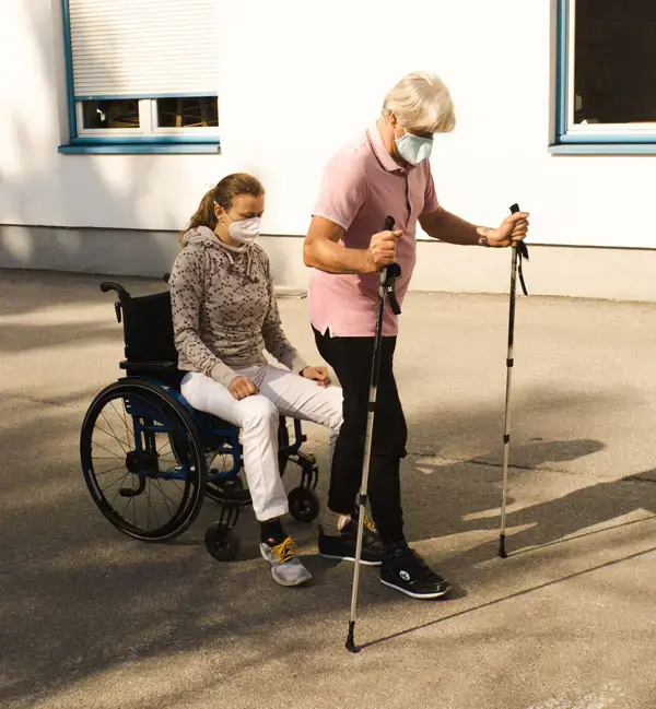 Person mit neuromuskulärer Erkrankung zu Hause im Alltag mit Muskelkraftverlust und eingeschränkter Mobilität, unterstützt durch home4motion.