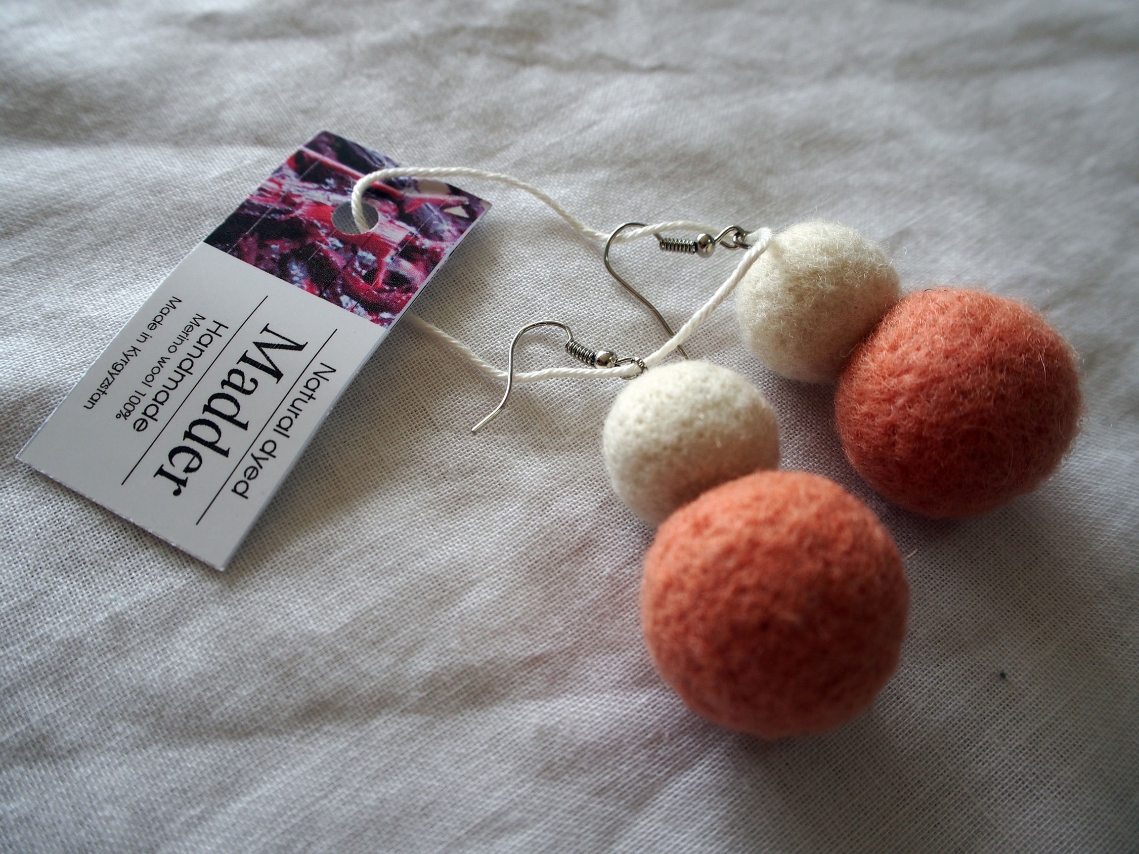 キルギス羊毛フェルト ピアス 草木染め/あかね ナチュラルホワイト