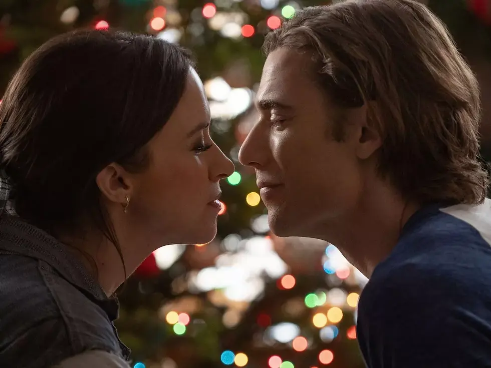 christmaslights, couple, kiss, earring, brown hair, dark blond hair, blue sweater, closed eyes