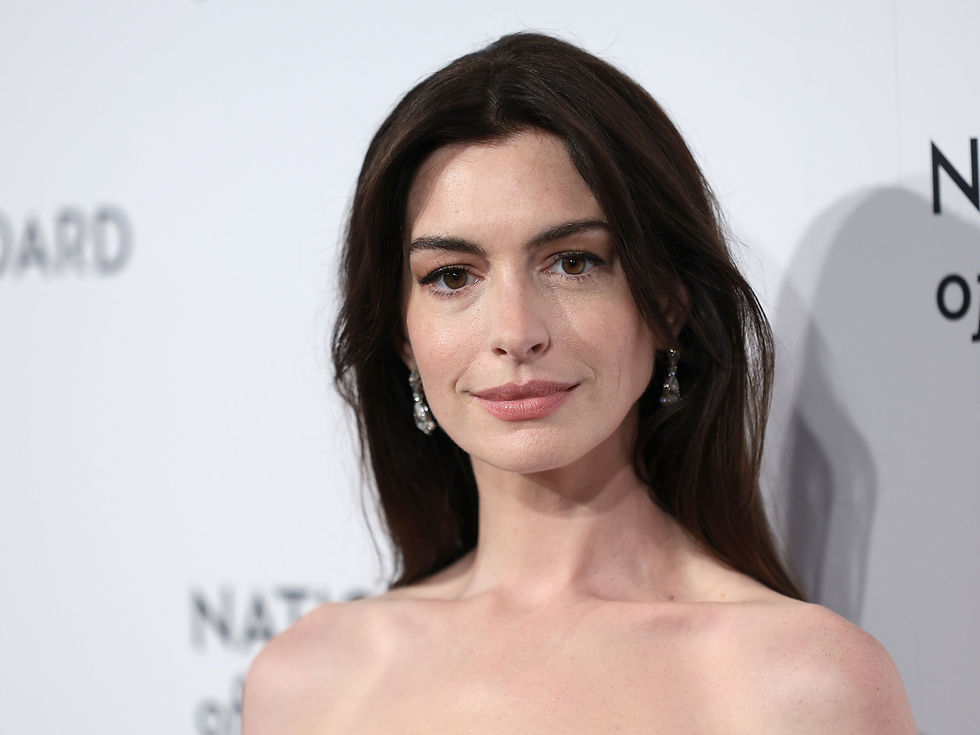 Anna Hathaway, Nude Lipstick, Strapless, Diamond Earrings, Dark Hair, Brown Eyes