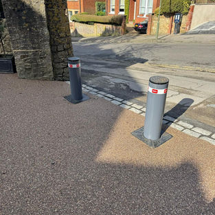 Automatic gate with rising bollards