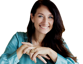 business women Veerle Bammens sitting with her elbows on the table, smiling at the camera, wearing a turquoise shirt