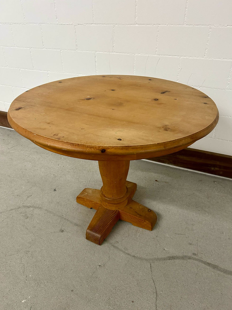 Rustikaler Beistelltisch/ Couchtisch, rund, massiv