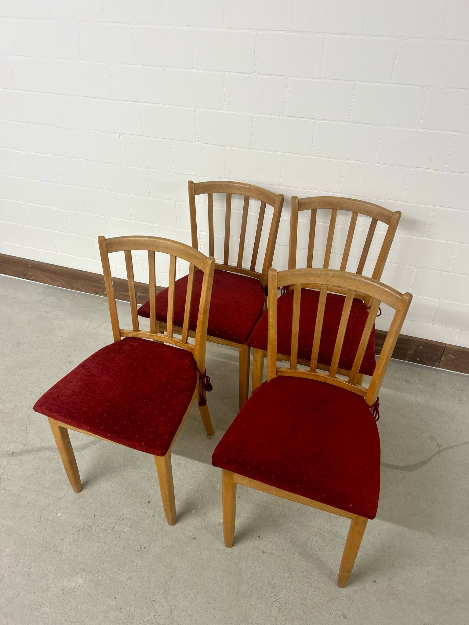 4er Set Holzstühle mit rotem Sitzpolster - Vintage Look!