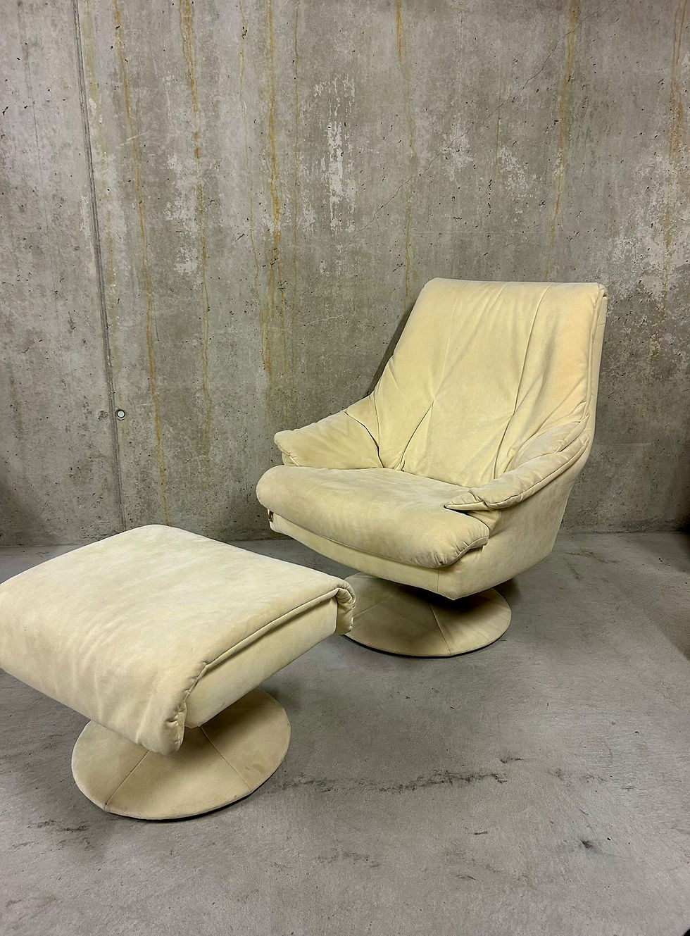 Bequemer Wildleder Sessel mit Hocker, von a.r.s, Relax Sessel