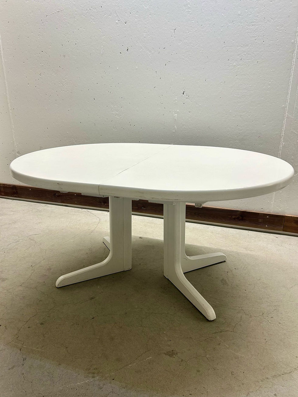 Weisser Ausziehtisch, oval, Esstisch aus massiv Holz