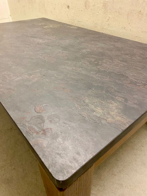 Couchtisch aus Vollholz mit Schieferplatte