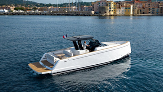 Yacht Pardo 38 en navigation dans le Golfe de Saint-Tropez, location à la journée sur la Côte d’Azur, yacht open compact de luxe italien en mer Méditerranée avec passagers à bord.