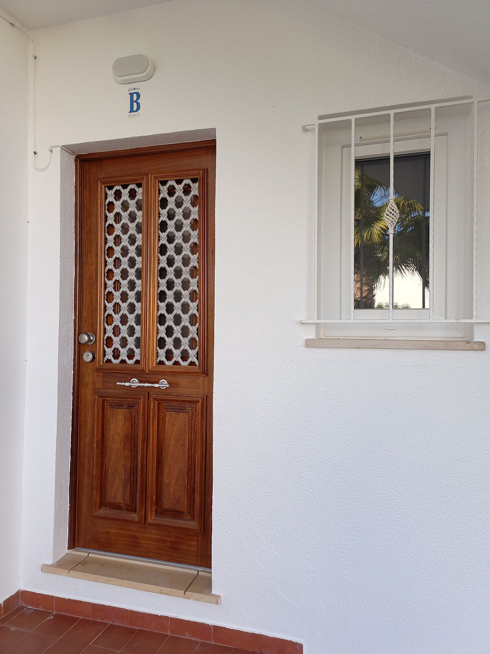 Porte typique en bois exotique