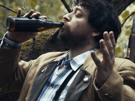 BeerFilm ist eine Action-Komödie über ein nicht enden wollendes Bier, das einen Krieg in einem Dorf auslöst.