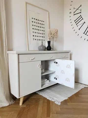 Kindermöbel Wien, Kindermöbel Anrichte, Kindermöbel Kommode, Holzkugeln Anrichte, Regenbogen Tapete, Vintage Anrichte