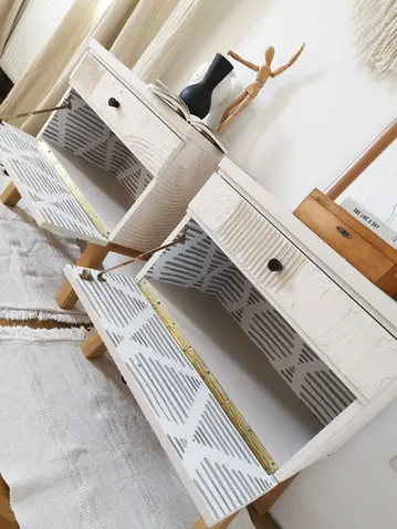 Nachtkästchen Upcycling, Vintage Nachtkästchen, Strukturmasse auf Möbeln, DIY Möbeldesign, alte Nachtkästchen im neuen Look