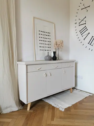 Kindermöbel Wien, Kindermöbel Anrichte, Kindermöbel Kommode, Holzkugeln Anrichte, Regenbogen Tapete, Vintage Anrichte