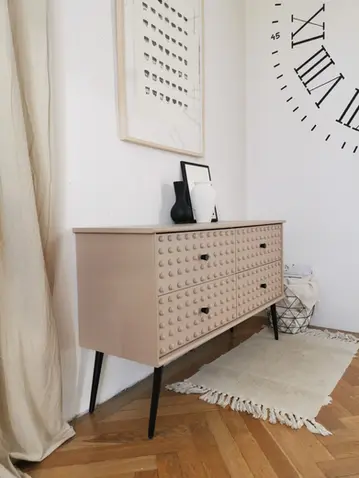 Upcycling Sideboard, Holzkugeln Möbel, Schubladen Sideboard, Möbelupcycling, Möbeldesign in Wien, ausgefallene Möbel