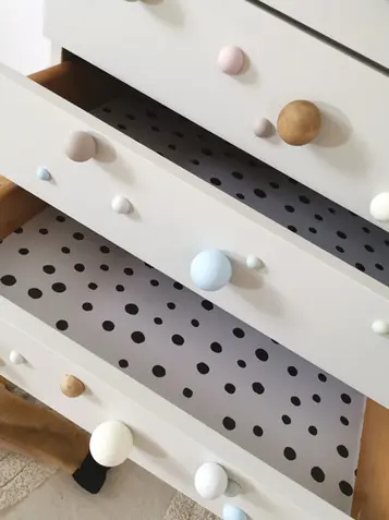 Vintage Kommode, Holzkugeln, bunte Kommode, Kindermöbel Wien, Kinderkommode, Smarties, Möbeldesign Wien