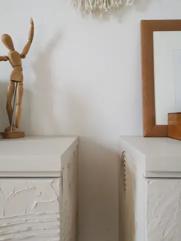 Nachtkästchen Upcycling, Vintage Nachtkästchen, Strukturmasse auf Möbeln, DIY Möbeldesign, alte Nachtkästchen im neuen Look