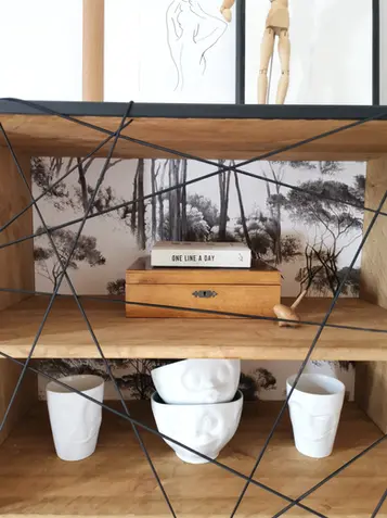 Ikea Regal, Upcycling Bücherregal, Gummibänder, Gummibänder Möbel, Oberflächenstruktur, Vollholz Regal, Möbeldesign in Wien