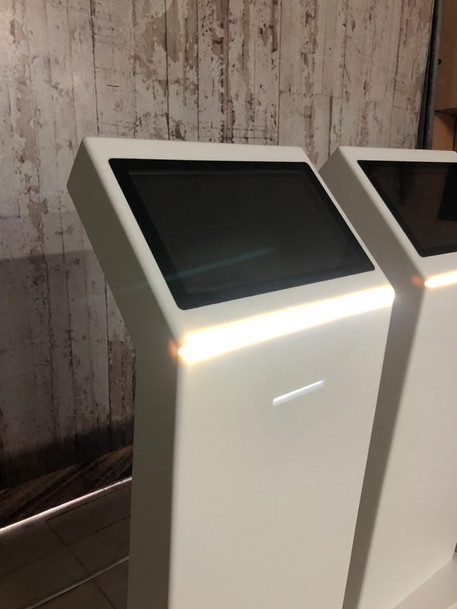 Kiosco Corian Modelo Z 16"