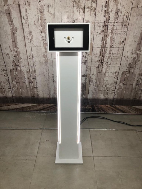 Totem porta tablet en material Corian