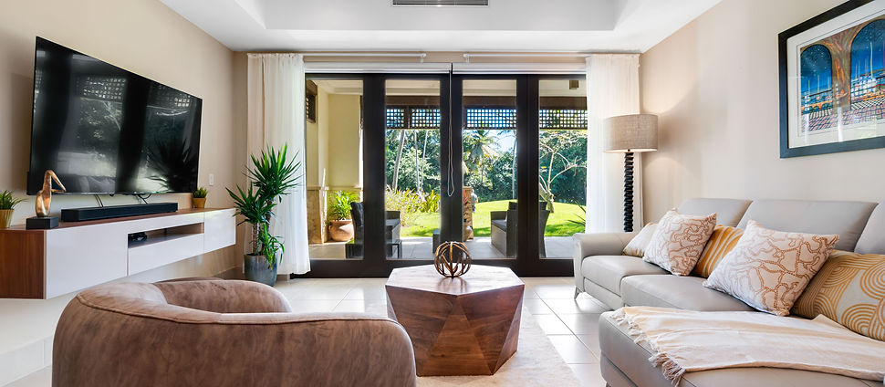 Camino de piedra de la piscina