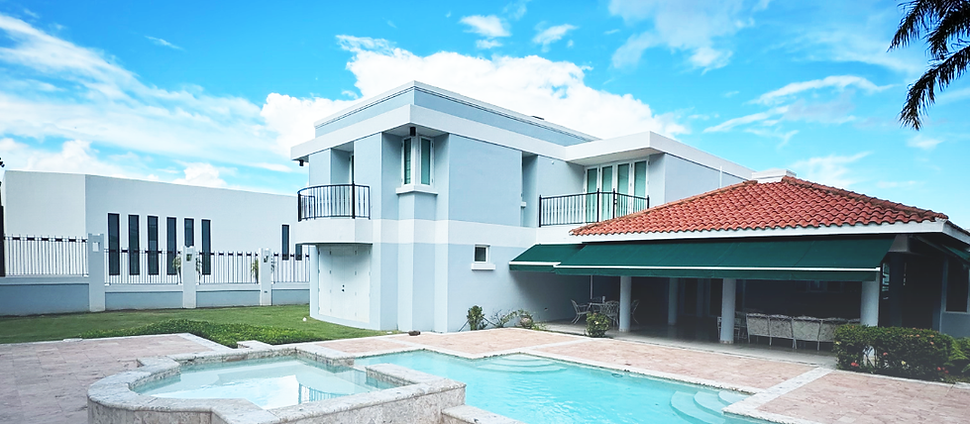 Camino de piedra de la piscina