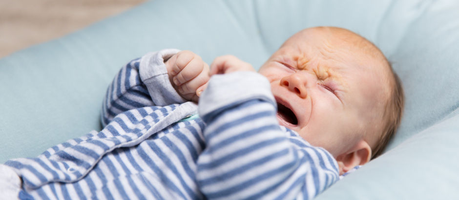P: ¿Es normal que mi bebé de 4 meses de repente endurezca su cuerpo y gruña?