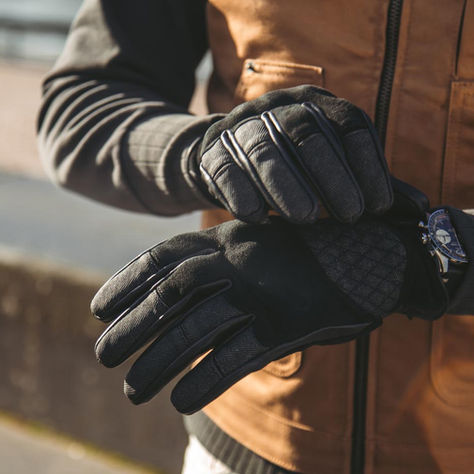 Cuero o textil: la eterna batalla de los guantes de moto