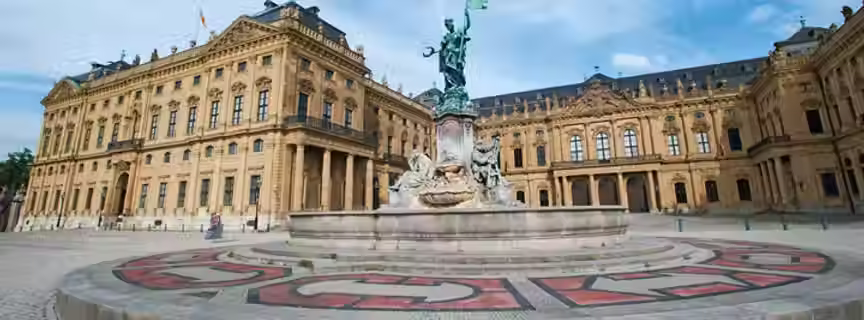 Courtyard-Fountain-Palace-Wurzburg-1_2x1-widest.avif