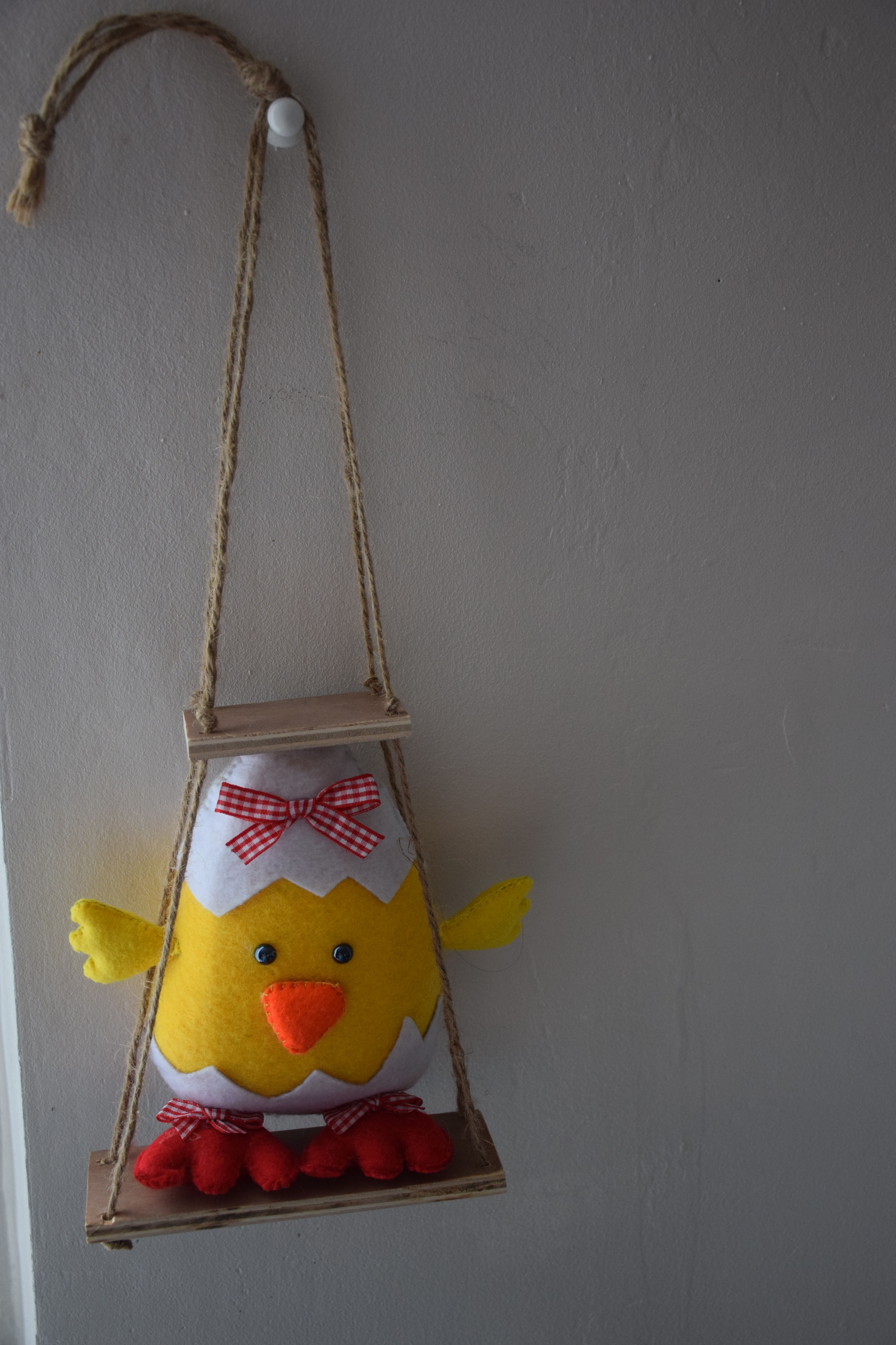 poussin sur sa balançoire