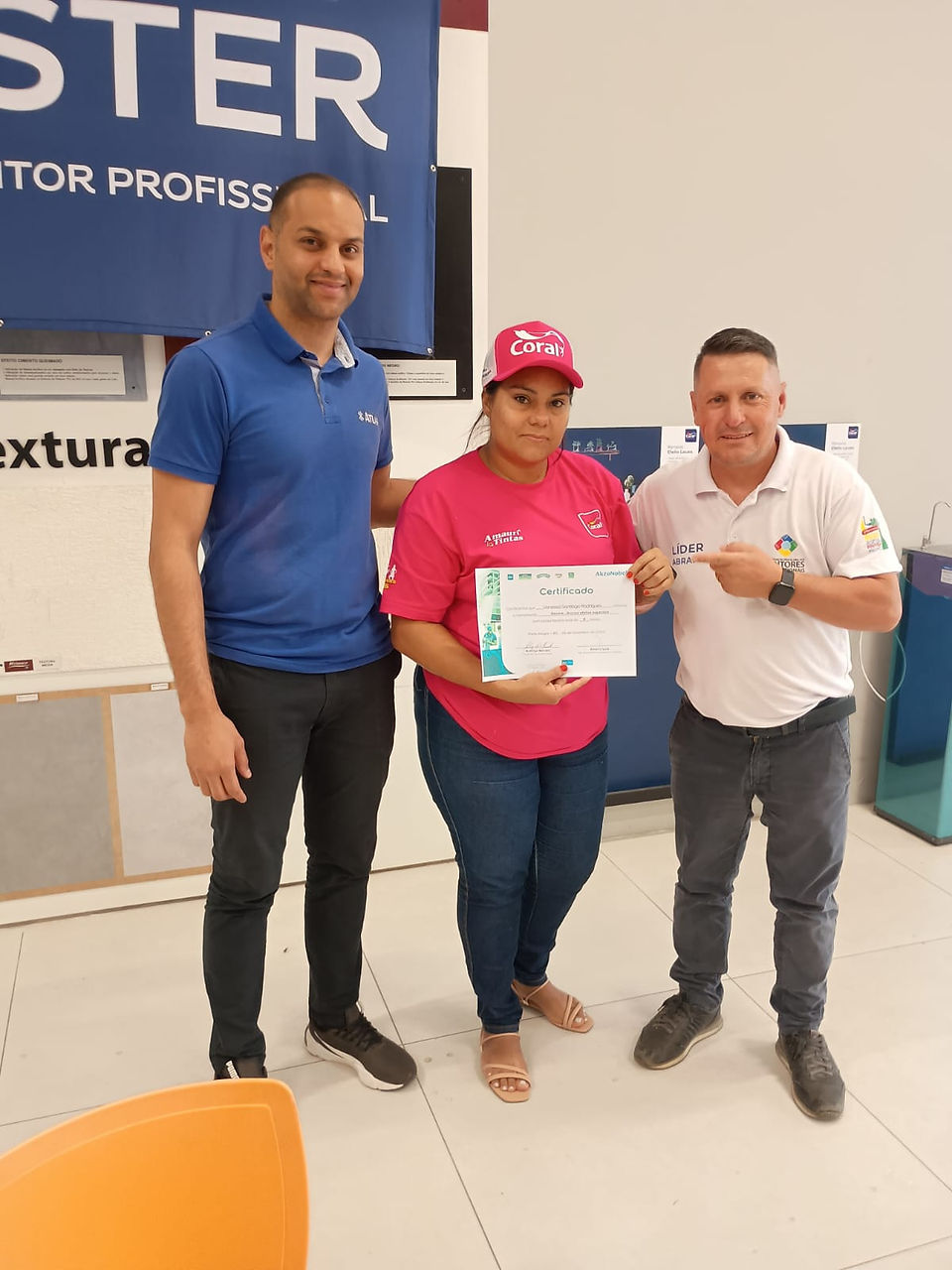 Treinamento com as Pintoras MBPM de Porto Alegre (RS), Coral Tintas e Atlas, na Loja Amauri Tintas, eleva o padrão de qualidade na pintura
